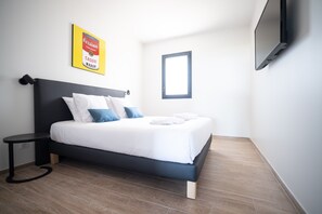 أغطية فراش متميزة وخزنة داخل الغرفة وبديكورات فريدة لكل غرفة