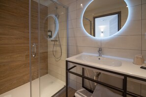 Douche, articles de toilette (gratuits), séchoir à cheveux, peignoirs