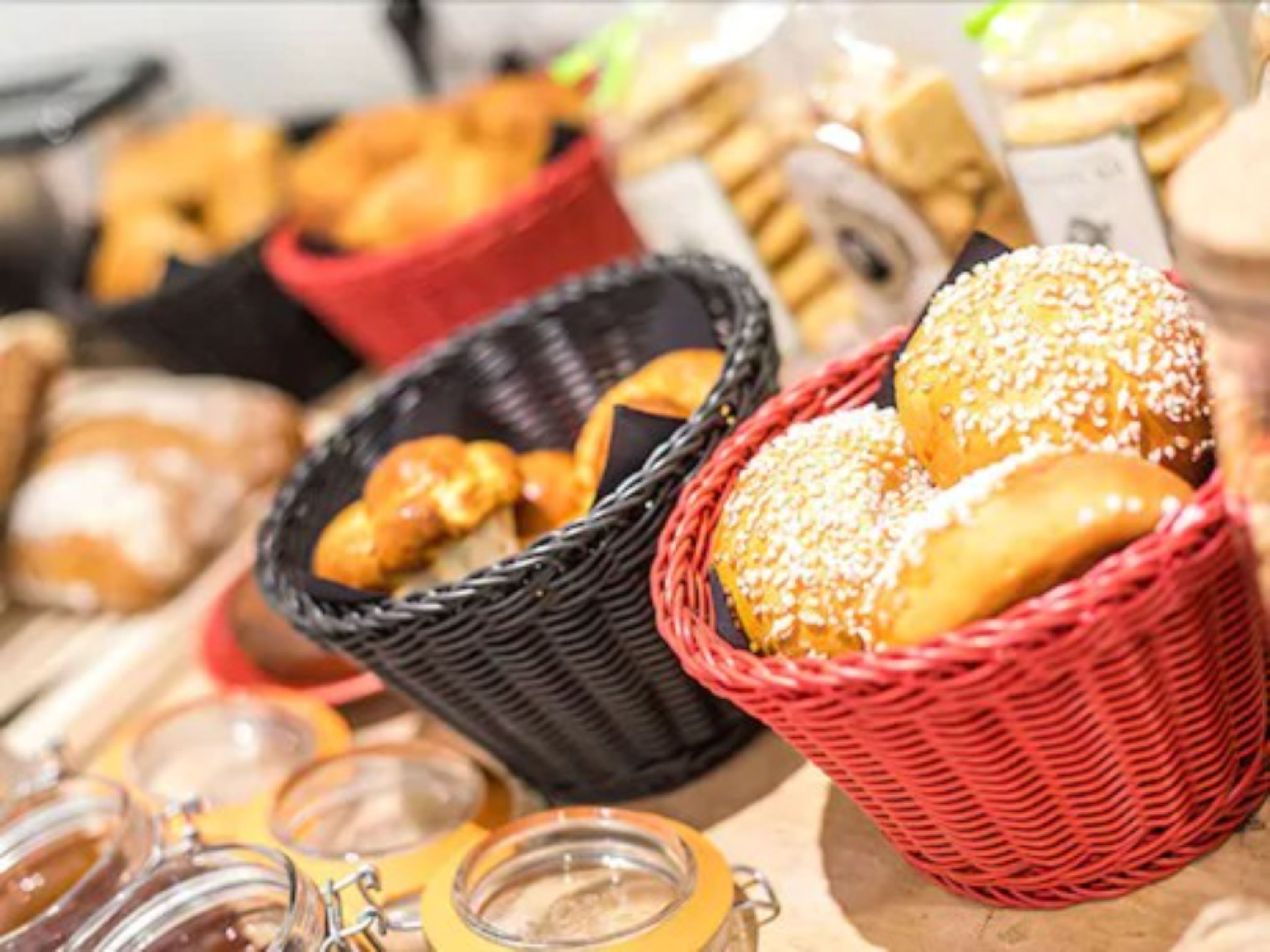 Une variété de produits de boulangerie présentés dans des paniers.