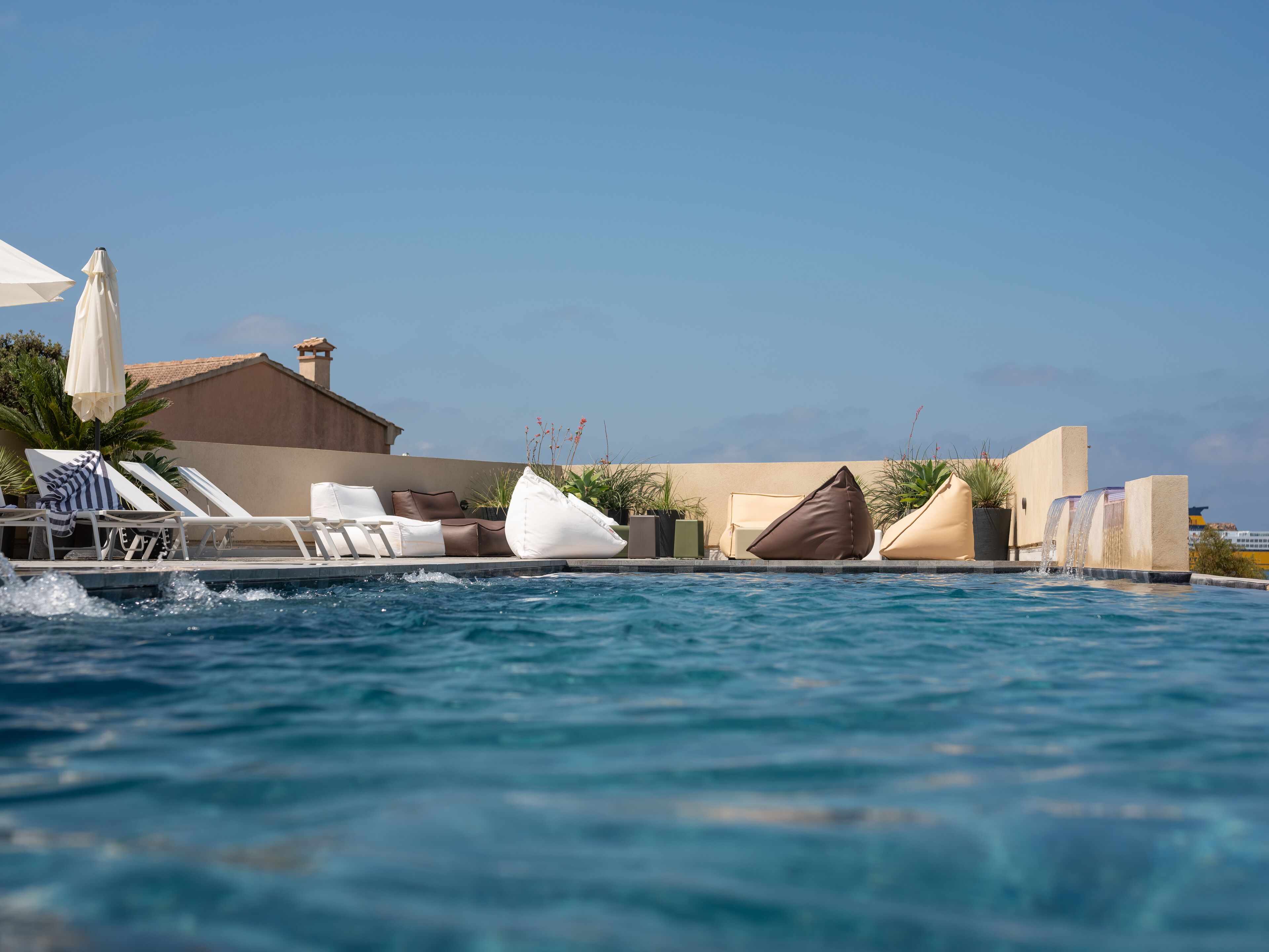 Piscine extérieure, parasols de plage, chaises longues