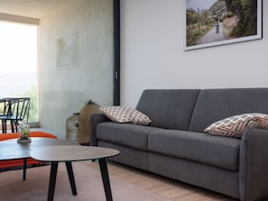 100-centimeters platt-tv med kabelkanaler och tv