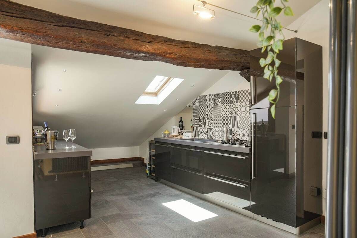 Réfrigérateur, four, lave-vaisselle, cafetière/bouilloire