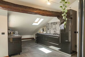 Kühlschrank, Ofen, Geschirrspüler, Wasserkocher mit Kaffee-/Teezubehör