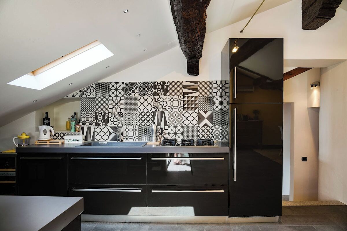 Kühlschrank, Ofen, Geschirrspüler, Wasserkocher mit Kaffee-/Teezubehör