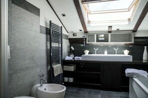 Bathtub, free toiletries, hair dryer - La Finestra sul lago luxurious apartment furnished (Verbania)