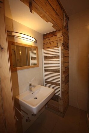 Secadora de cabello, toallas, papel de baño 