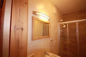 Chambre Double (Bunk Bed) | Salle de bain | SĂšche-cheveux, serviettes fournies, papier toilette