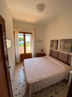 8 quartos, ferros/tábuas de passar roupa, berço de viagem