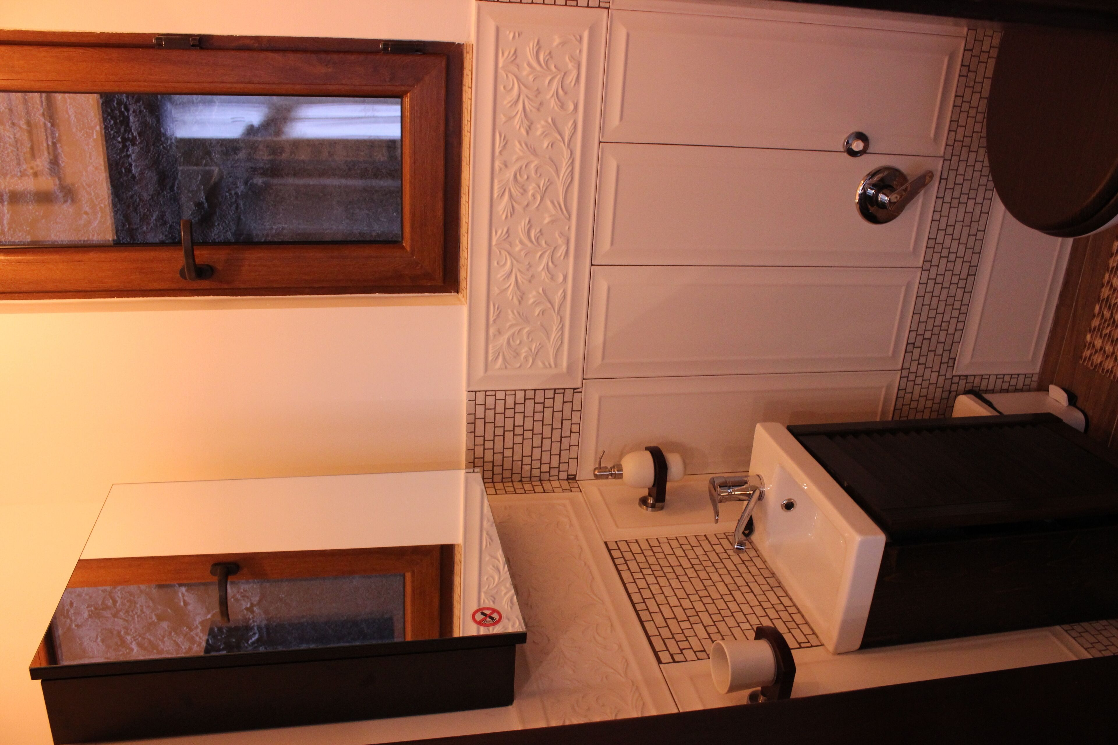 Combined shower/tub, hair dryer, bidet, towels