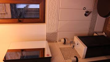 Combined shower/tub, hair dryer, bidet, towels