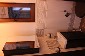 Suihkun ja ammeen yhdistelmä, hiustenkuivaaja, bidee, pyyhkeet