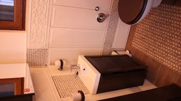 Ensemble douche/baignoire, sèche-cheveux, bidet, serviettes fournies