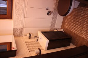 Ensemble douche/baignoire, sèche-cheveux, bidet, serviettes fournies