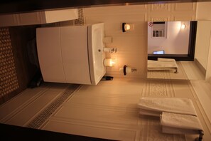 Combined shower/tub, hair dryer, bidet, towels
