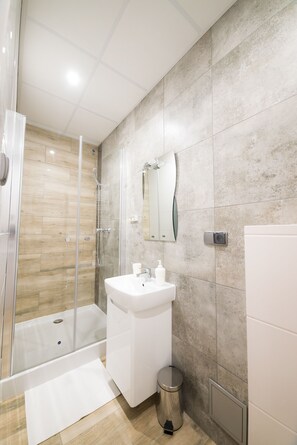 Quadruple Room | Bathroom - Hostel Filip (Gdansk)