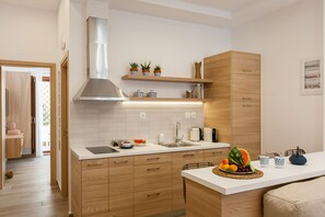 Refrigerador, microondas, parrilla de estufa y cafetera y tetera 