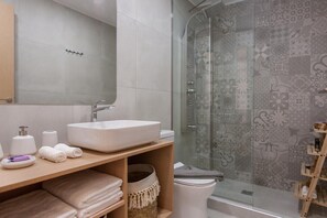 Shower, hair dryer, towels, soap - Blue Jasmine in the Heart of Chania Old Town (Chania)