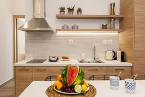 Refrigerador, microondas, parrilla de estufa y cafetera y tetera 