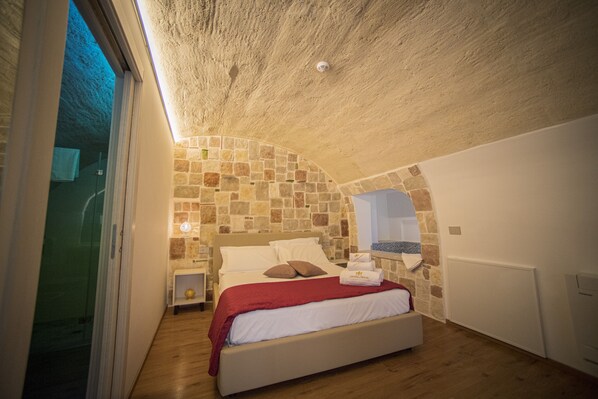 Tweepersoonskamer, bubbelbad | Luxe beddengoed, donsdekens, bedden met traagschuimmatrassen