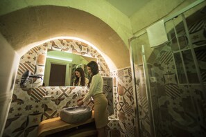 Suite, Jetted Tub | Bathroom | Designer toiletries, hair dryer, bidet, towels - La Dimora del Principe (Grottaglie)
