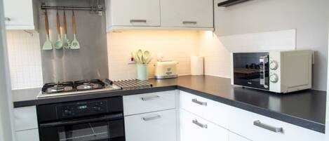 Casa | Cocina privada | Frigorífico, microondas, horno y placa de cocina