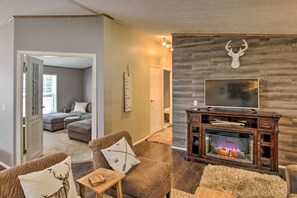 TV, fireplace, video games, DVD player - Packwood Cabin <20 Mi to Mt Rainier Adventure (Packwood)