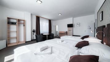 Triple Room | Desk, free WiFi