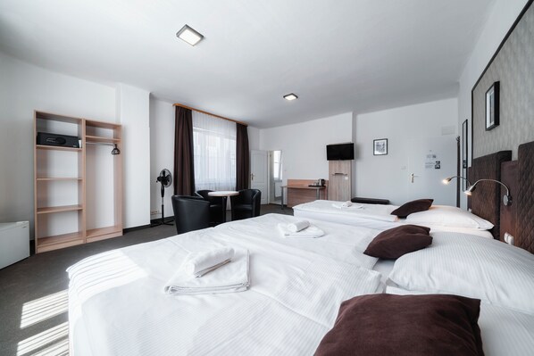 Triple Room | Desk, free WiFi