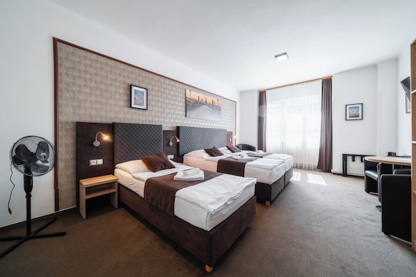 Dreibettzimmer | Schreibtisch, kostenloses WLAN