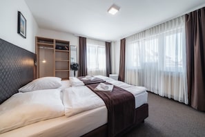 Kamer, 1 twee- of 2 eenpersoonsbedden, 1 slaapkamer, balkon | Een bureau, gratis wifi