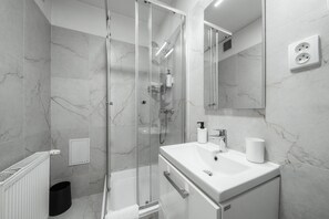 Habitación individual | Baño | Regadera, toallas, papel de baño 