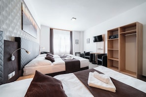 Triple Room | Desk, free WiFi