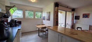Fridge, microwave, oven, stovetop - Beautiful renovated apartment 300m from the beach (Concarneau)
