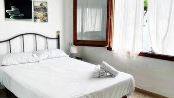 4 slaapkamers, een strijkplank/strijkijzer, internet, beddengoed