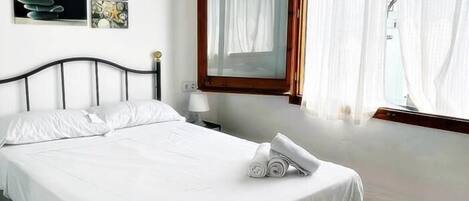 4 slaapkamers, een strijkplank/strijkijzer, internet, beddengoed