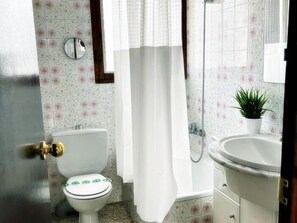 Bañera, secador de pelo y toallas