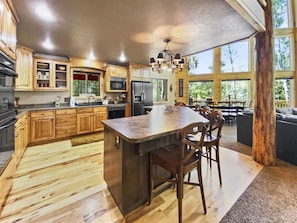 Fridge, microwave, oven, dishwasher - Quakie Lake Retreat, Mountain cabin 5 bd 3 bth Heart of Dixie National Forest (Panguitch)