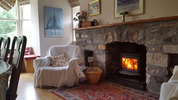 Interior - Fabulous house with sun-doors and patio - Large mature garden. Mountain views. (Braemar)