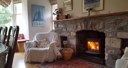 Fabulous house with sun-doors and patio - Large mature garden. Mountain views.