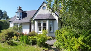 Exterior - Fabulous house with sun-doors and patio - Large mature garden. Mountain views. (Braemar)