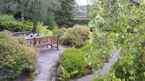 Outdoor dining - Fabulous house with sun-doors and patio - Large mature garden. Mountain views. (Braemar)
