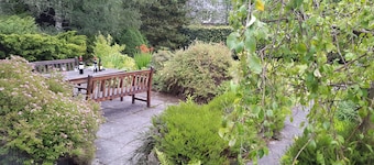 Fabulous house with sun-doors and patio - Large mature garden. Mountain views.