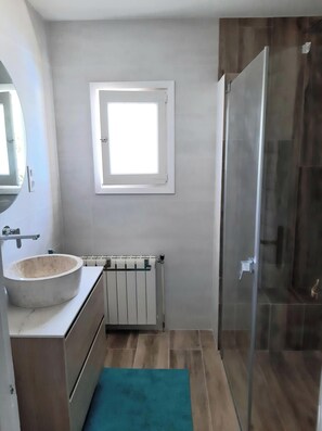 A bathroom with a round basin, a small window, a radiator, and a glass shower enclosure. - Casa Verde, cozy holiday home with private heated pool in Javea (Jávea)