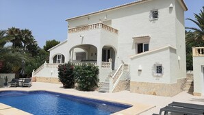 A white villa with a swimming pool, a stone staircase, and a balcony with a railing. - Casa Verde, cozy holiday home with private heated pool in Javea (Jávea)