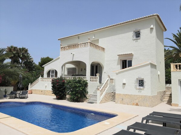 A white villa with a swimming pool, a stone staircase, and a balcony with a railing. - Casa Verde, cozy holiday home with private heated pool in Javea (Jávea)