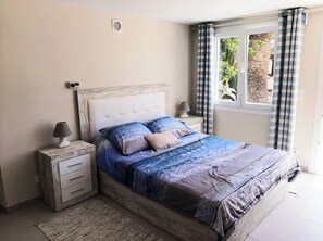 5 chambres, coffre-fort, fer et planche à repasser, lit de bébé portatif