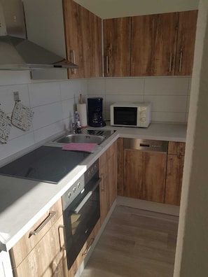 Fridge, oven, stovetop, dishwasher