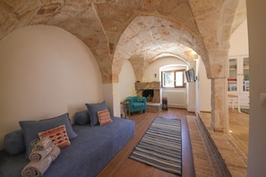 Villa, 4 camere da letto | Area soggiorno | TV a schermo piatto 32 pollici con canali digitali, TV
