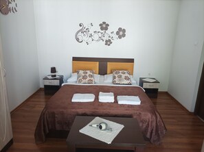 Deluxe-Doppelzimmer, 1 Queen-Bett, Bergblick | Hochwertige Bettwaren, kostenlose Minibar, Schreibtisch