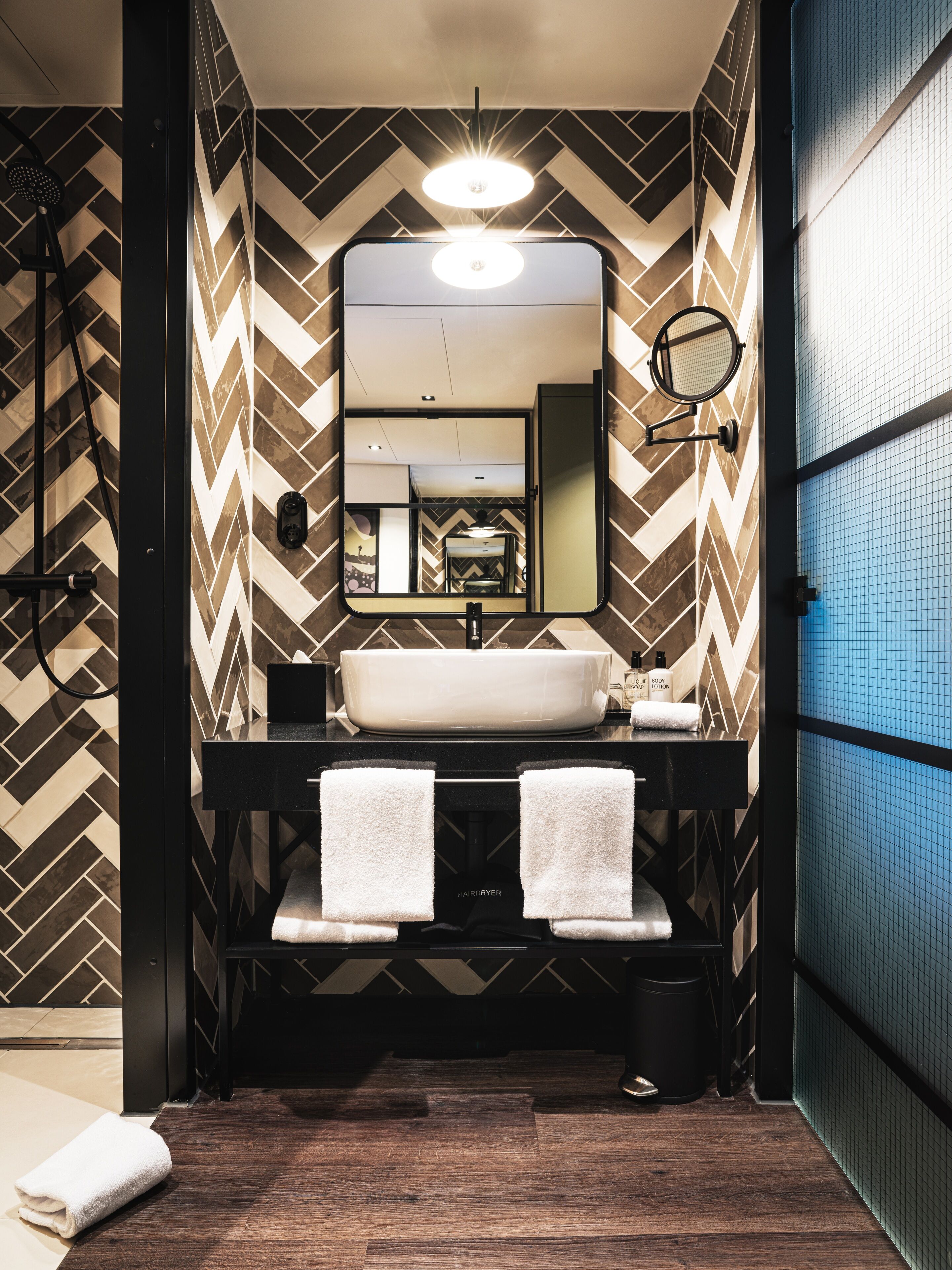 shower, rainfall showerhead, free toiletries, hair dryer